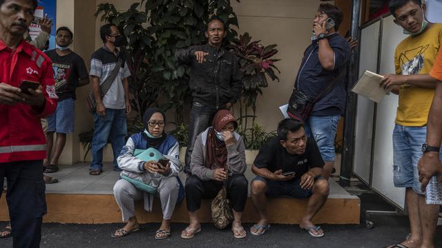 Foto: Keluarga Korban Tragedi Kanjuruhan Padati Salah Satu Rumah Sakit di Malang