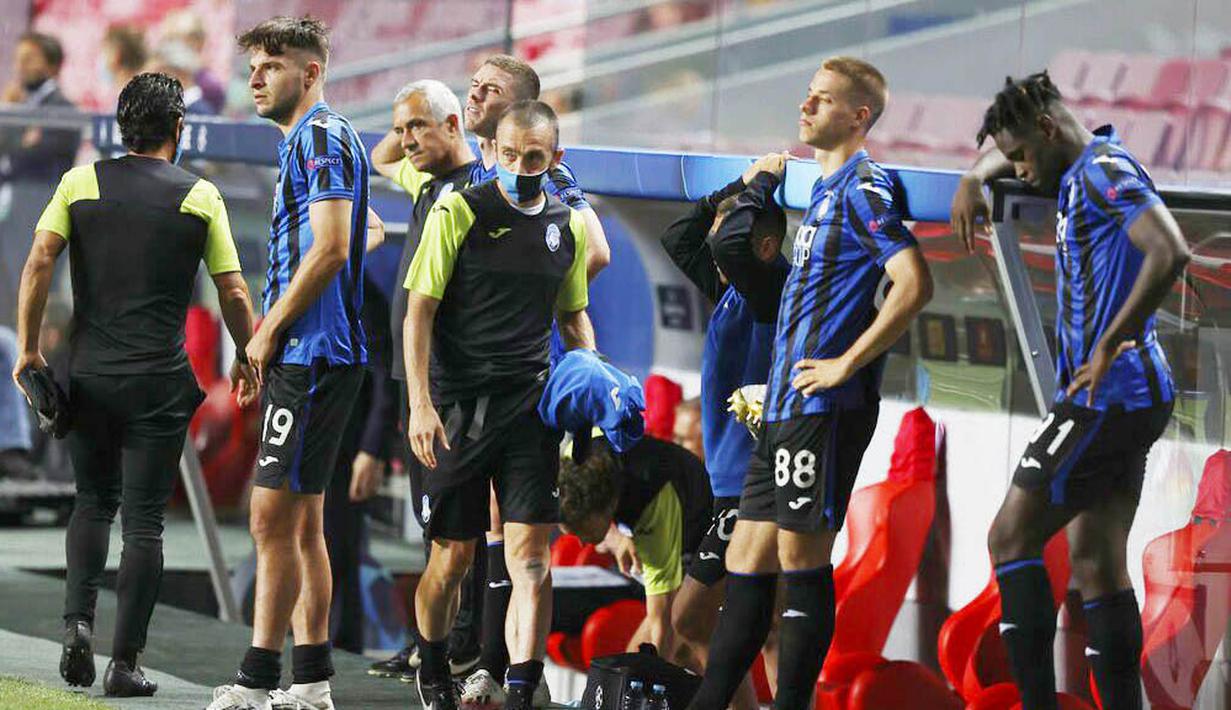 Para pemain Atalanta di bangku cadangan tampak kecewa usai ditaklukkan Paris Saint-Germain (PSG) pada laga perempat final Liga Champions di Stadion Da Luz, Rabu (12/8/2020). PSG menang 2-1 atas Atalanta. (Rafael Marchante/Pool via AP)