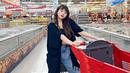 Tampil dengan outer berwarna gelap dan celana jeans, gaya Ghea Indrawari saat berbelanja di supermarket ini pun curi perhatian netizen. Tak hanya itu saja, makeup serta gaya rambut yang terurai pun tak lepas dari sorotan. (Liputan6.com/IG/@gheaindrawari)