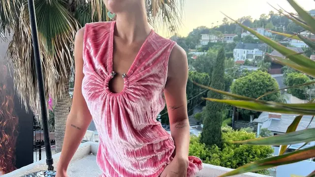 8 Potret Dua Lipa Tampil dengan Gaun Menerawang di Premiere Film Barbie