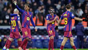 Pertandingan yang digelar di Stadion RCDE, Sabtu 3 Januari 2026 waktu setempat atau Minggu (4/1/2026) dini hari WIB berakhir dengan skor 2-0 untuk kemenangan tim tamu, Barcelona. Tampak dalam foto, penyerang Barcelona asal Spanyol, Lamine Yamal dan rekan-rekan setimnya merayakan keunggulan saat pertandingan pekan ke-18 Liga Spanyol 2025/2026 melawan RCD Espanyol di Stadion RCDE, Sabtu 3 Januari 2026 waktu setempat atau Minggu (4/1/2026) dini hari WIB. (MANAURE QUINTERO/AFP)