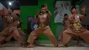 Praktisi pencak silat, seni beladiri yang berasal dari Asia Tenggara, melakukan sesi latihan di Jakarta, Sabtu (14/12/2019). Badan PBB, UNESCO menetapkan pencak silat sebagai warisan budaya tak benda dalam sidang ke-14 Komite Warisan Budaya Tak Benda UNESCO di Bogota, Kolombia. (BAY ISMOYO/AFP)
