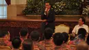 Presiden Joko Widodo memberikan pesan kepada BPH Hipmi di Istana Negara, Jakarta, Senin (6/4/2015). Jokowi meminta agar para pengusaha optimis untuk bersaing dalam menghadapi pasar bebas tahun 2015 (Liputan6.com/Faizal Fanani)