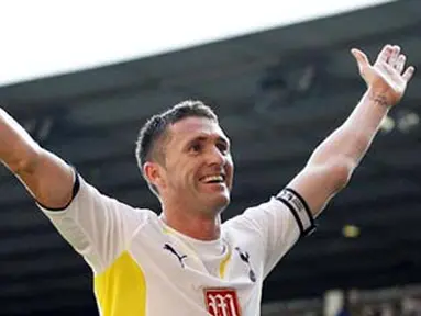 Seleberasi striker Tottenham Hotspur, Robbie Keane seusai mencetak gol keempat ke gawang Burnley dalam lanjutan EPL yang digelar di White Hart Lane, 26 September 2009. Spurs unggul 5-0. AFP PHOTO/IAN KINGTON.