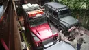 Anggota Indonesia Land Rover United (ILRU) melakukan pengecekan kendaraan Land Rover di Jakarta, Rabu (5/12). Setidaknya ada 750 kendaraan Land Rover memadati acara tersebut untuk bersilaturahmi. (Liputan6.com/Angga Yuniar)