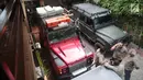 Anggota Indonesia Land Rover United (ILRU) melakukan pengecekan kendaraan Land Rover di Jakarta, Rabu (5/12). Setidaknya ada 750 kendaraan Land Rover memadati acara tersebut untuk bersilaturahmi. (Liputan6.com/Angga Yuniar)