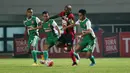 Boaz Solossa saat dihadang para pemain PS TNI pada laga Torabika SC 2016 di Stadion Pakansari, Bogor, Minggu (19/6/2016). Persipura Menang 3-1. (Bola.com/Nicklas Hanoatubun)