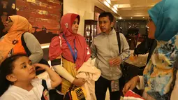 Pelatih Mitra Kukar, Jafri Sastra bersama keluarganya saat tiba di Hotel Sultan, Jakarta, Minggu (24/1/2016) seusai final Piala Jenderal Sudirman. (Bola.com/Arief Bagus)