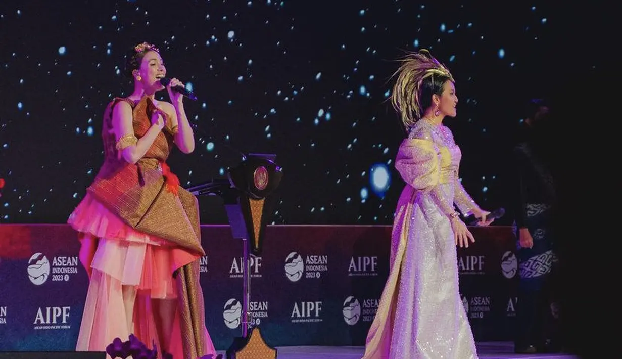 Mawar pun tampil bersama penyanyi Lea Simanjuntak pada malam pembukaan tersebut.  [@mawar_eva]