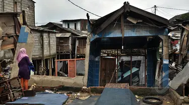 Sejumlah rumah rubuh dikawasan muara baru akibat diterjang banjir, Jakarta, Jumat (13/2/2015). (Liputan6.com/Faizal Fanani)