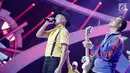 Anji dan Ade Govinda tampil menghibur penonton dalam Konser 100 Hari Menuju Asian Games 2018 di Studio 6 Emtek, Jakarta, Kamis (10/5). Dalam penampilannya mereka membawakan lagu berjudul ' Indonesia Berpesta'. (Liputan6.com/Faizal Fanani)