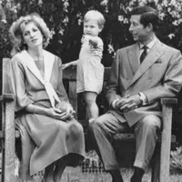 Putri Diana dan Pangeran Charles saat merayakan ulang tahun Pangeran William yang ke-2 pada di taman Istana Kensington (AP)