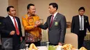 Menpora Imam Nahrawi (tengah) memberi selamat kepada Ketua Umum PP PBSI, Wiranto usai upacara pelantikan pengurus PP PBSI di Jakarta, Kamis (19/1). Wiranto resmi menjabat sebagai Ketua Umum PP PBSI 2016-2020. (Liputan6.com/Helmi Fithriansyah)