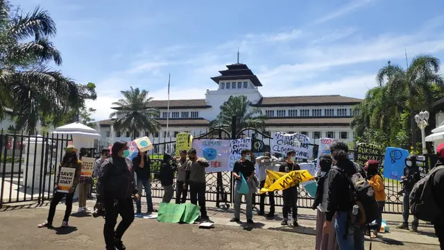 Sejumlah pegiat lingkungan di Bandung melakukan pawai iklim. (Foto: Liputan6.com/Dikdik Ripaldi)