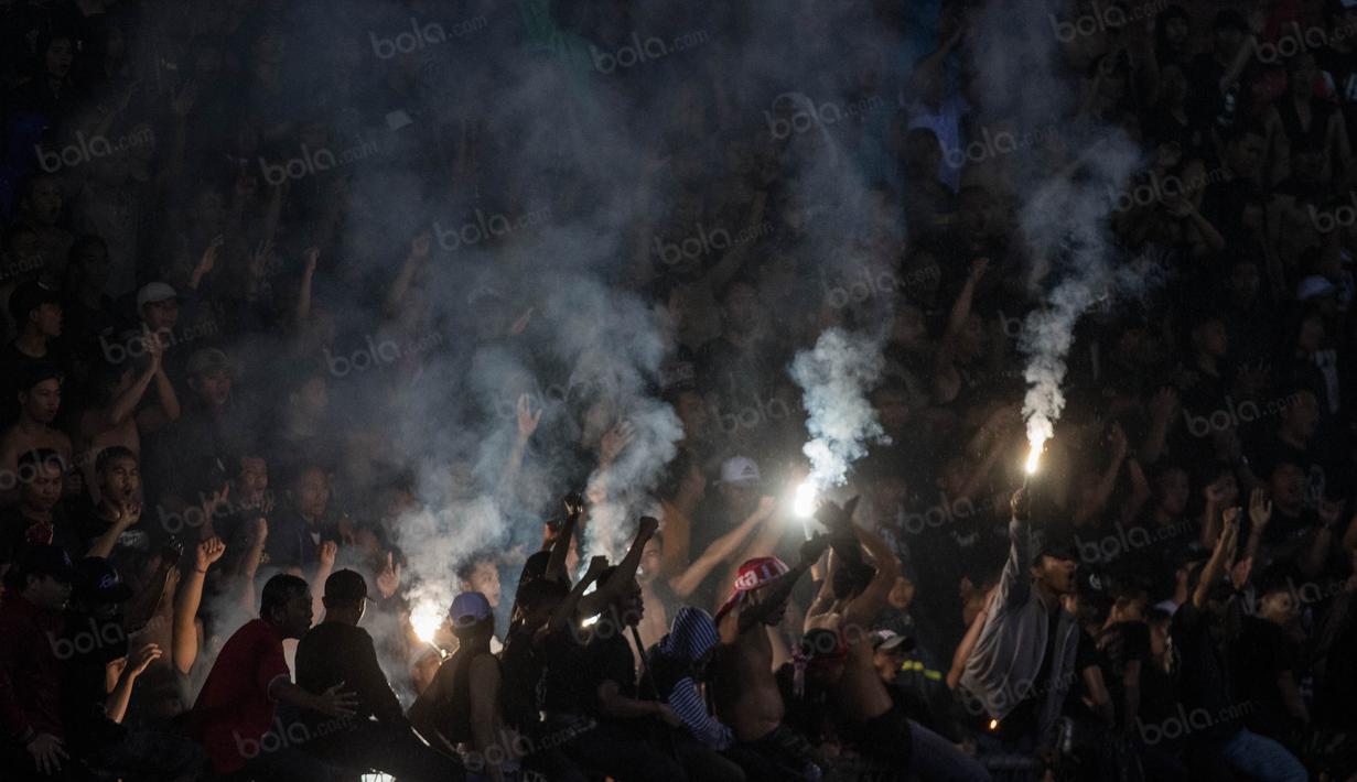 Sejumlah Semeton Dewata menyalakan suar saat mendukung Irfan Bachdim dkk bertanding melawan Borneo FC. (Bola.com/Vitalis Yogi Trisna)