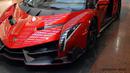 Salah satu mobil edisi terbatas dari Lamborghini, yaitu Lamborghini Veneno Roadster hanya tersedia 13 unit di seluruh dunia. Mobil ini mengusung bahasa desain Y Shaped yang menjadi ciri khas model keluaran banteng Italia ini. Mobil ini dijual dengan harga Rp74,6 miliar. (Source: otosia.com)