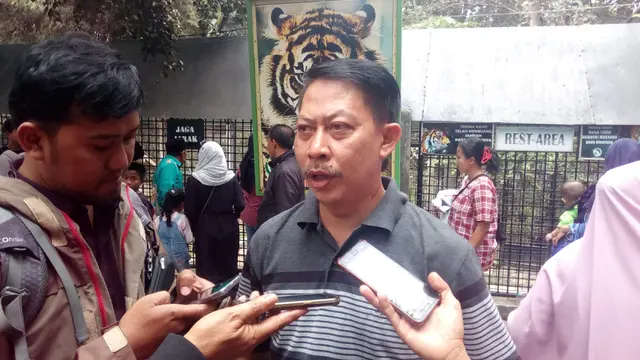 Pengelola Taman Cikembulan Rudi Arifin, melayani pertanyaan wartawan