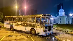 Sisa-sisa bus yang hangus terlihat di dekat kediaman resmi Perdana Menteri Sri Lanka Mahinda Rajapaksa di Kolombo 9 Mei 2022. Puluhan bus yang digunakan oleh loyalis Rajapaksa untuk melakukan perjalanan ke Kolombo pada hari sebelumnya dibakar atau rusak di seluruh negeri. (ISHARA S. KODIKARA / AFP)