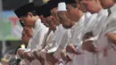 Sejumlah petinggi KMP Salat Magrib berjamaah saat acara buka puasa bersama di kawasan Menteng, Jakarta, Sabtu (4/7/2015). Dalam acara tersebut hadir sekitar 3500 anak yatim. (Liputan6.com/Herman Zakharia)