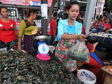  Pedagang kerang hijau saat melayani pembeli di pasar Kramat jati, Jakarta Timur, Kamis (31/12). Jelang malam tahun baru, warga banyak berburu kerang hijau untuk merayakan malam tahun baru. (Liputan6.com/Yoppy Renato)