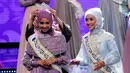 Finalis asal Medan, Nesa Aqila Herryanto Putri saat dipasangkan mahkota Putri Muslimah Indonesia 2015 di Studio 6 Emtek City, Jakarta, Rabu (13/5) malam. (Liputan6.com/Faisal R Syam) 