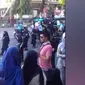 Warganet dihebohkan foto seorang siswi Taman Kanak-kanak atau TK tampil menggunakan pakaian gamis dan hijab serba hitam dengan mem...