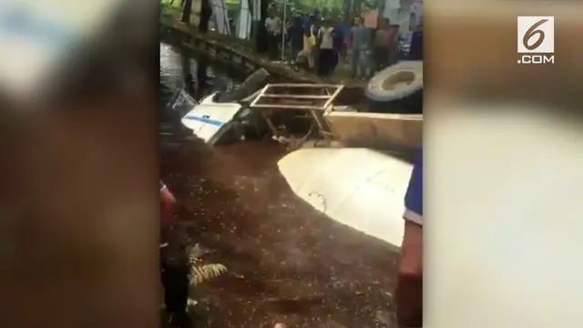 VIDEO: Truk Masuk Parit Saat Sopir Makan Siang