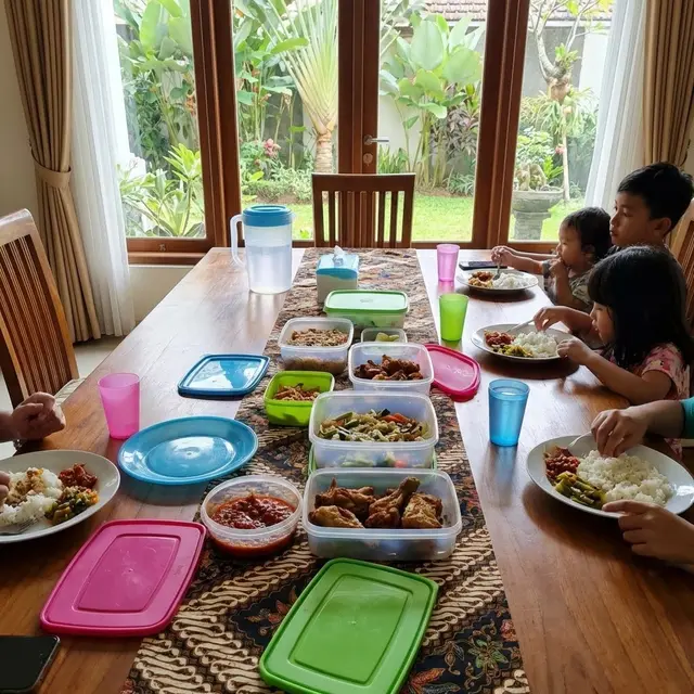 Cara Menghilangkan Bau Plastik Baru pada Wadah Makan