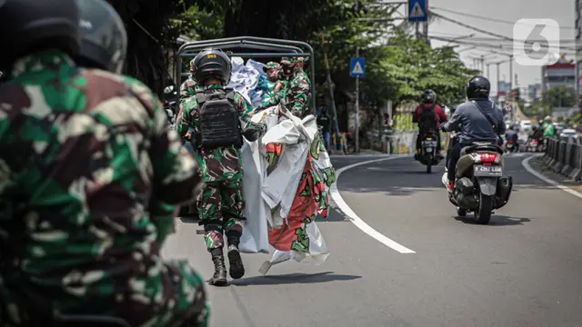 FOTO: TNI Copot Paksa Baliho Rizieq Shihab di Petamburan