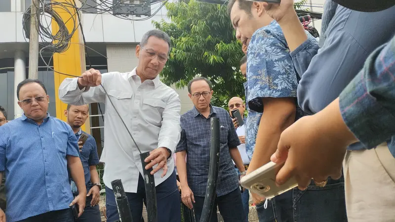 Penjabat atau Pj Gubernur DKI Jakarta Heru Budi Hartono meninjau penataan kabel utilitas di sejumlah wilayah Ibu Kota.
