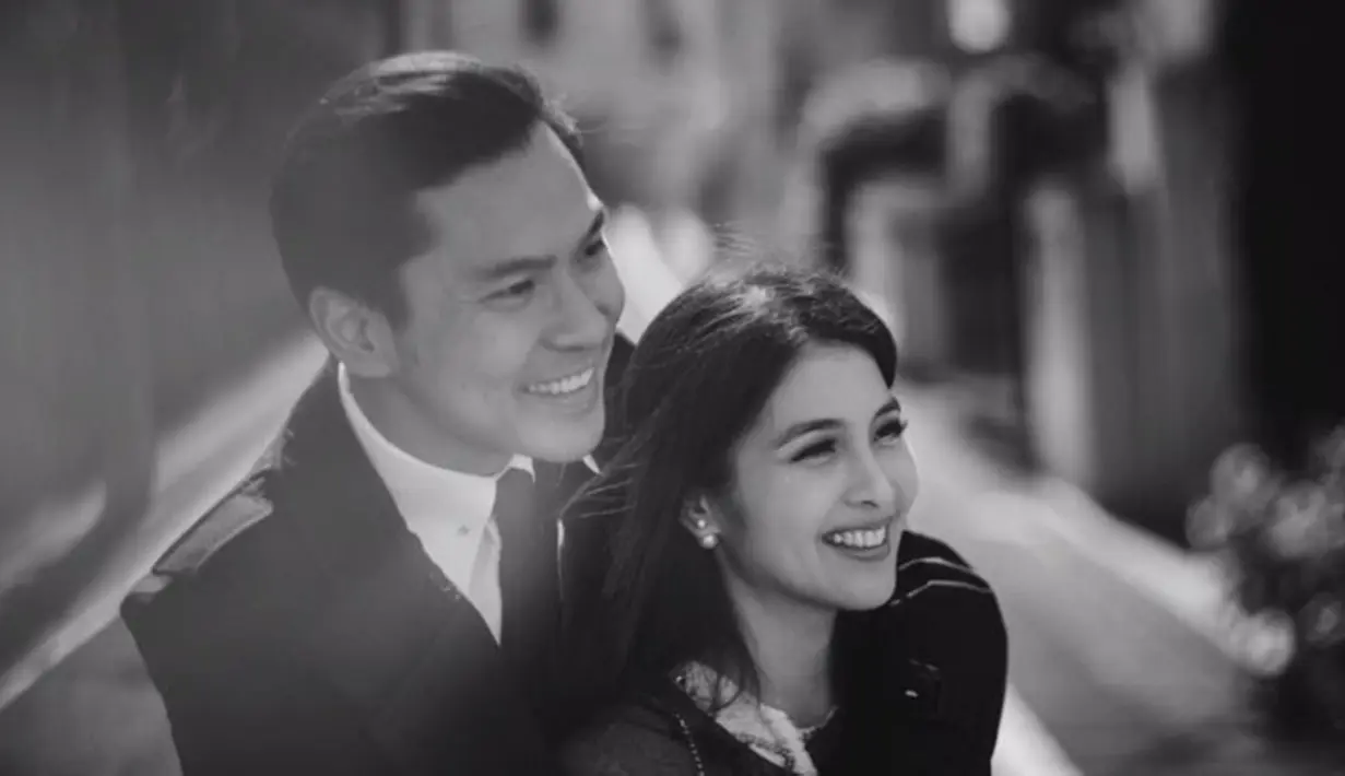 Melalui akun Instagram pribadinya, aktris 39 tahun ini sering mengenang kembali masa-masa indah saat masih berpacaran. Ia tampaknya selalu memiliki kenangan dan memori manis di setiap pertemuan dengan sang suami kala itu. (Liputan6.com/IG/@sandradewi88)