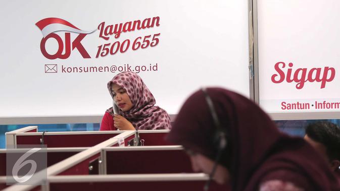 Petugas tengah melakukan pelayanan call center di Kantor Otoritas Jasa Keuangan (OJK), Jakarta. (Liputan6.com/Angga Yuniar)