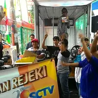 Truk Hujan Rejeki HUT ke-25 SCTV bikin heboh di Pasar Pal Merah. Foto: Puput Puji Lestari/Bintang.com