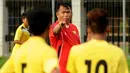 Asisten pelatih Timnas Myanmar U19, Nyi Nyi Latt (berbaju merah) terlihat memberikan instruksi pada dua anak didiknya saat berlatih di lapangan C Senayan Jakarta, Minggu (4/5/2014). (Liputan6.com/Helmi Fithriansyah)