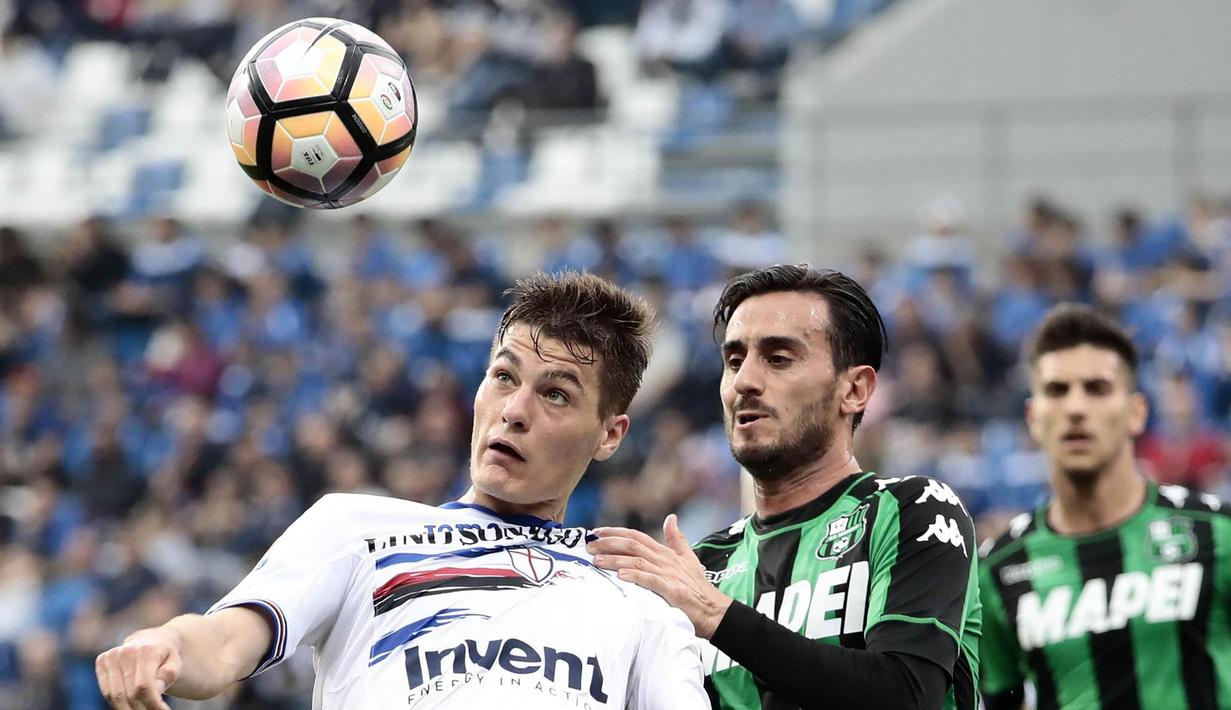 Striker Sampdoria, Patrik Schick, berebut bola dengan pemain Sassuolo, Alberto Aquilani pada laga lanjutan Serie A di Stadion Reggio Emilia, (15/04/2017). (EPA/Elisabetta Baracchi)