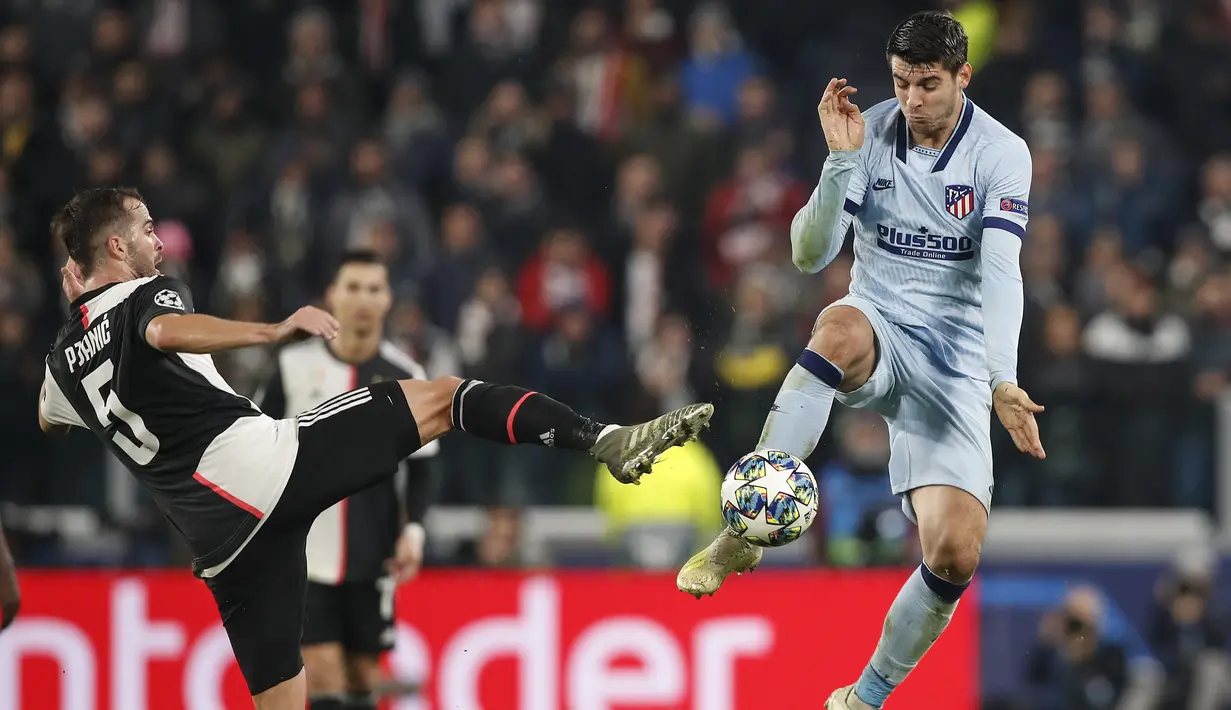 Penyerang Atletico Madrid, Alvaro Morata berebut bola dengan gelandang Juventus, Miralem Pjanic pada pertandingan Grup D Liga Champions di stadion Allianz di Turin, Italia (26/11/2019). Juventus menang tipis atas Atletico Madrid 1-0. (AP Photo/Antonio Calanni)