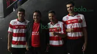 Tiga pemain asing Madura United FC berpose bersama CEO Madura United FC, Achsanul Qosasi, sebelum beruji coba melawan Persiba Balikpapan di Stadion Ahmad Yani, Sumenep, Sabtu (20/2/2016). (Bola.com/Vitalis Yogi Trisna)