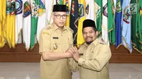 Pelaksana tugas (Plt) Gubernur Aceh Nova Iriansyah (kiri) bersama Plt Bupati Bener Meriah Sarkawi foto bersama usai dilantik di Kantor Kemendagri, Jakarta, Senin (9/7). (Liputan6.com/Herman Zakharia)