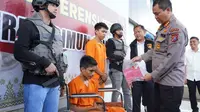 Dua jambret sadis yang ditembak oleh personel Polda Riau (baju oranye). (Liputan6.com/M Syukur)