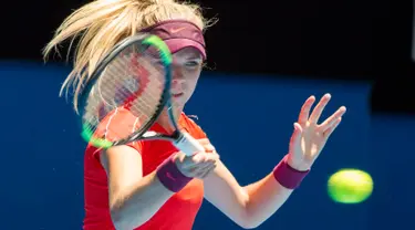 Petenis Katie Boulter mengembalikan bola pukulan petenis AS, Serena Williams selama pertandingan tunggal putri sesi kesembilan hari keenam turnamen tenis Piala Hopman di Perth (3/1). Katie Boulter asal Inggris berusia 22 tahun. (AFP Photo/Tony Ashby)