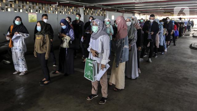 FOTO: Ribuan Tenaga Kesehatan Jalani Vaksinasi Dosis Pertama Secara Massal