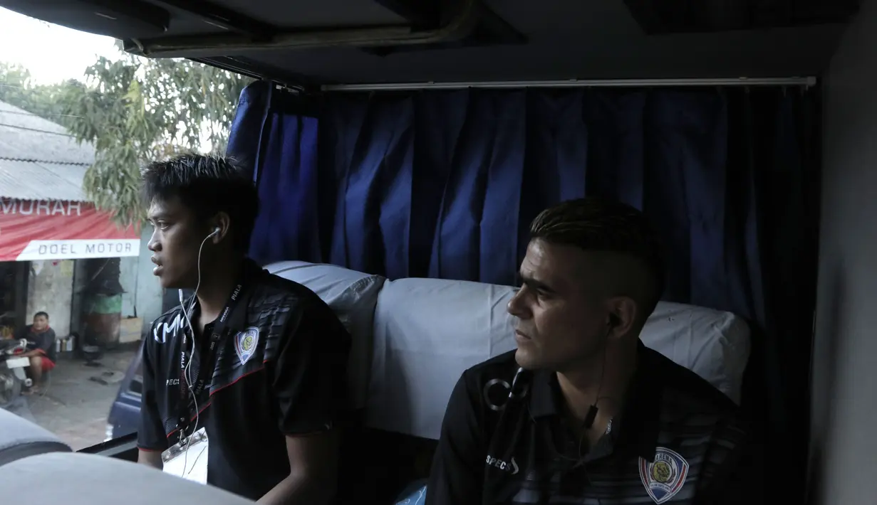 Saat berada di dalam bus tim menuju stadion I Wayan Dipta, Gianyar, Cristian Gonzales duduk di bangku paling belakang bersama kiper Kurnia Meiga. Sabtu (17/10/2015). (Bola.com/Erwin Fitriansyah)