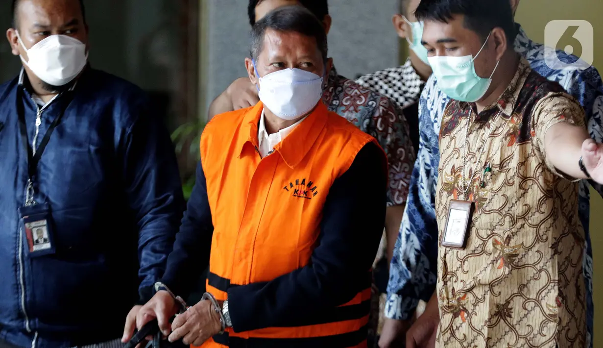 Mantan Dirut PT Pelindo II (Persero) Richard Joost Lino mengenakan rompi tahanan usai diperiksa di gedung KPK, Jakarta, Jumat (26/3/2021). RJ Lino ditetapkan sebagai tersangka pada Desember 2015 lalu dalam dugaan korupsi pengadaan tiga unit Quay Container Crane. (Liputan6.com/Helmi Fithriansyah)