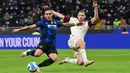 Unggul dua angka di babak pertama atas nama dirinya, Lautaro Martinez akhirnya membuat hattrick pada menit ke-56. Kali ini berawal dari umpan silang Edin Dzeko. (AFP/Miguel Medina)
