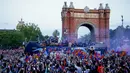 <p>Barcelona menggelar parade kemenangan dengan bus atap terbuka untuk merayakan gelar juara Liga Spanyol 2022/2023.&nbsp;(AP Photo/Joan Monfort)</p>