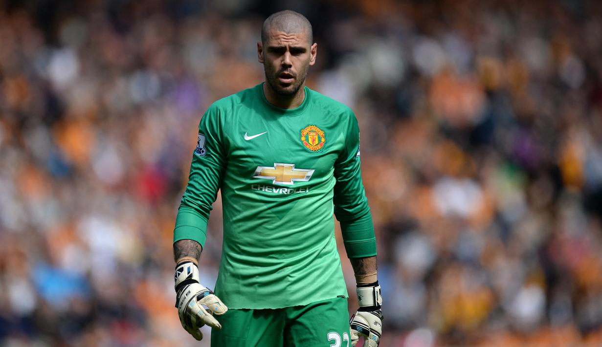 Victor Valdes. Kiper ini didatangkan Manchester United dari Barcelona secara gratis pada musim 2014/2015 dan hanya bermain 2 kali. Awal 2015/2016 ia masuk daftar transfer keluar usai menolak tampil dalam tim cadangan. Ia dipinjamkan ke Standard Liege pada Januari 2016. (Foto: AFP/Oli Scarff)