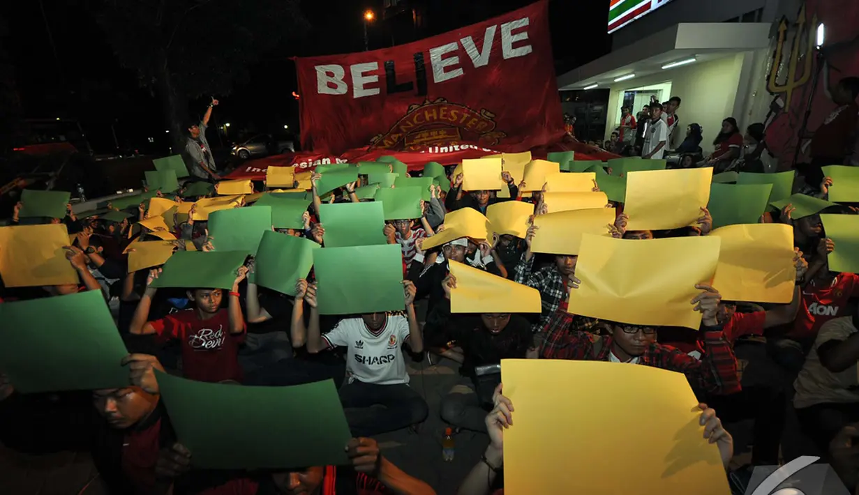 Kelompok suporter MU dan Man City antusias menyaksikan jalannya laga ini, 7-11 Trunojoyo, Jaksel, Minggu (2/11/2014) (Liputan6.com/Miftahul Hayat)