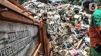 Petugas Sudin LH memilah limbah masker warga di Dipo Sampah Kecamatan Pademangan, Ancol, Jakarta, Rabu (24/2/2021). Sejak April 2020, petugas mengemban tugas baru yang penuh risiko, yakni memisahkan limbah masker warga yang bercampur dengan sampah rumah tangga. (merdeka.com/Iqbal S. Nugroho)