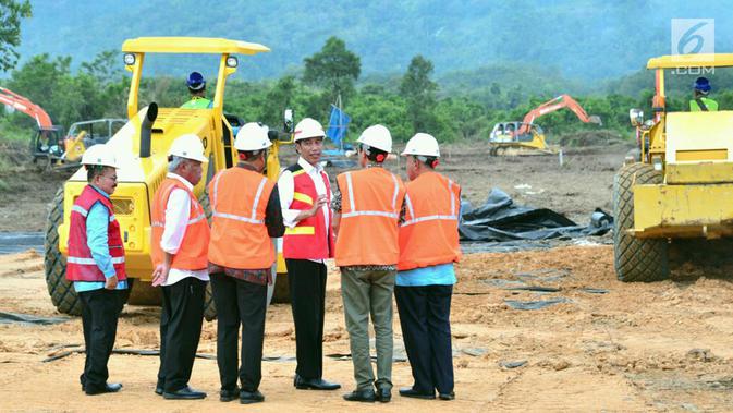 Presiden Joko Widodo memantau pembangunan jalan tol Padang-Pekanbaru di Jalan Padang Bypass Km. 25, Kota Padang, Sumatra Barat, Jumat , (9/2). Pembangunan jalan tol ini akan tuntas pada tahun 2023. (Liputan6.com/Pool/Biro Setpres)