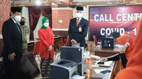 Ganjar saat meninjau ruangan call center Covid-19, Minggu (27/6). (sumber: jatengprov).